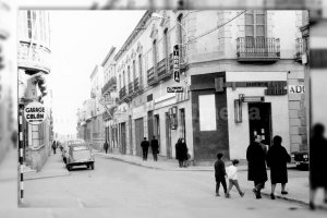 Fachada de la librería Cajal en el número 20 de la calle Navarro Rodrigo, esquina con Reyes Católicos
