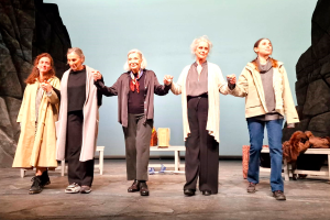 El elenco saluda al público al final de la obra.