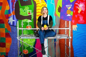 Marina Tellme, trabajando en su instalación para Art Madrid. Foto: Cortesía de la artista.