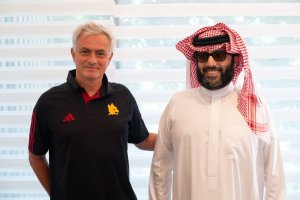 El banquillo del Almería termina decidiéndolo Turki.