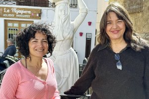 La escultora con la concejal de Cultura de Mojácar frente a la obra de la Mojaquera.