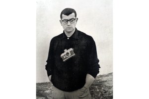 Ramón Masats, en un retrato de juventud, con su cámara Leica.