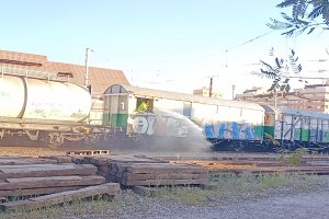 Los operarios regando las vías nada más salir desde la vía 5 de Almería capital.