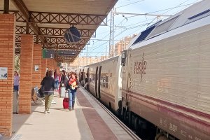 Los pasajeros que quieran ir desde Almería a Barcelona en tren lo tienen muy complicado.