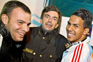 Pedro Bravo, en el centro, cuando era el representante de Jonathan Viera.