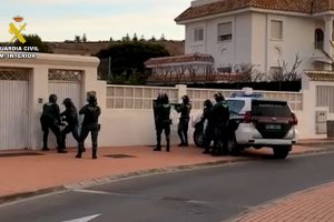 Agentes accediendo a la vivienda en la que se ha localizado la marihuana.