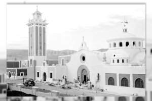 La iglesia de Regiones Devastadas cuando se estaba terminando su construcción.