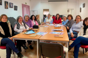 Representantes de las distintas asociaciones de mujeres de Roquetas reunidas para ultimar la programación.