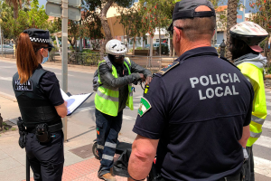 Agentes de la Policía Local de Vícar con un conductor de patinete eléctrico.