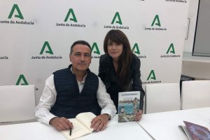 El autor, con su última obra, La edad perdida, junto a la escritora Lucrecia Parra.