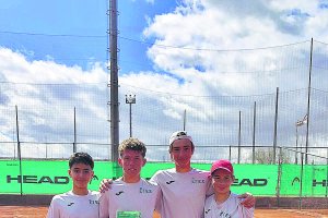 Aquí los campeones de Andalucía posando con el título
