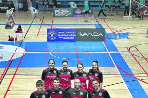 El Mercapinturas posando con la Bandera de su tierra