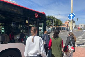 Una chica joven esperando el bus.
