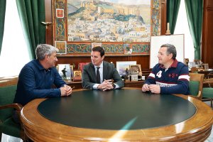 Javier A. García, con el alcalde de Bayárcal.