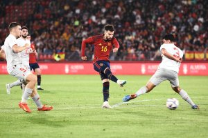 Álex Baena en el España-Suiza en Almería el año pasado.