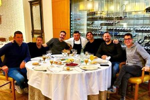 Vicente Moreno con su cuerpo técnico en un restaurante de Barcelona.