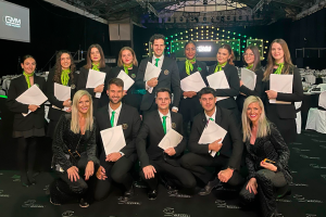 Gemma y Miriam con sus empleados y empleadas.