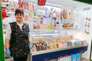 Ana Belmonte en su puesto del Mercado de Los Ángeles siempre con una sonrisa.