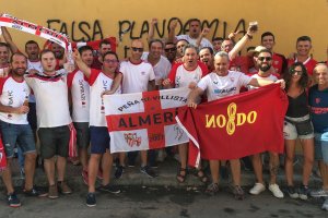 Miembros de la Peǹa Sevillista ee Almería.