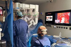 Llevando a cabo la cirugía robótica en el quirófano del Hospital Universitario Torrecárdenas.