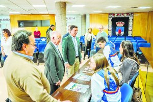 El concejal de deportes, el alcalde de Roquetas y el presidente de la Diputación con los campeones del Campeonato de España de Feddi. 