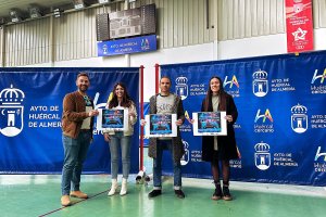 Posando con el cartel del evento en el pabellón Paco Navarro