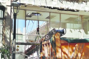 Máquina para sacar los escombros del interior del edificio.