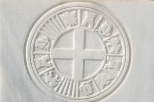 Versión del escudo municipal de 1.873 situado en la Plaza de San Pedro y Plaza Vieja.