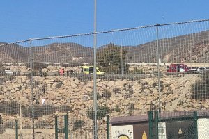 Bomberos rescatan al herido.