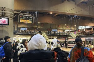 Esperando el Intercity de Madrid a Almería esta mañana en Atocha.