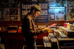 El músico almeriense Cristalino, en un fotograma de Segundo Premio. Foto: BTeam.