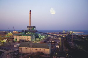 La simbólica chimenea de la Térmica de Carboneras que será derribada en unos días tras 40 años.