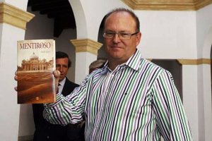 Pepe Mel mostrando su primera obra literaria.