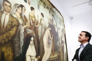 Javier Aureliano García observando el cuadro de Julio Romero de Torres