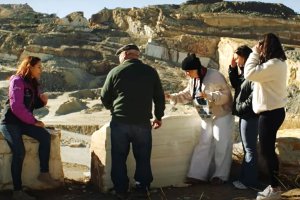 Las influencers aprenden a picar piedra en las canteras de mármol de Macael.
