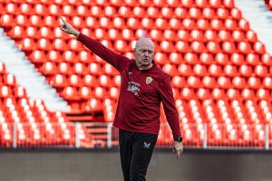 Pepe Mel ya ha dirigido su primer entrenamiento con el Almería esta tarde en el Mediterráneo.