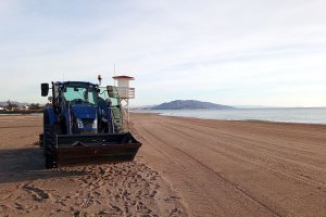 La maquinaria trabajando en la costa veratense para la puesta a punto de sus playas..