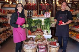 Susana y Fernando en su frutería de Obispo Orberá.