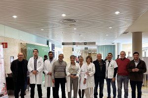 El alcalde, Domingo Fernández, ha asistido a la inauguración de la muestra compuesta entre otros, por pintores del municipio.