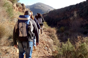 Senderistas de este programa realizando una ruta.