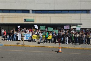 Concentración en la sede de Educación por los IES de Las Marinas y Las Salinas.