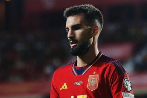 Álex Baena da otro golpe con la Selección Española.