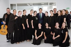 El presidente de la Junta, Juanma Moreno, con las alumnas del Conservatorio de Danza.