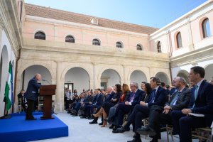 El artistas Antonio López durante su intervención en el patio del nuevo Museo del Realismo