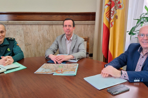 El alcalde de Vícar, Antonio Bonilla, el Teniente Coronel, Pedro Herrera, y el subdelegado, José María Martín, en la reunión de ayer.