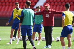 Pepe Mel dirigiendo al Almería en el Mediterráneo.