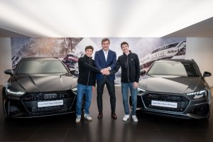 Los hermanos Márquez con el delegado de Audi en España y sus respectivos coches