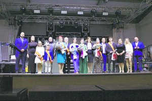 Reinas y Reyes de las fiestas, junto con las autoridades municipales.