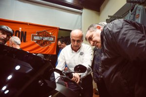 Ricardo Salvador, gerente de Touring Almería explicando las caracteristicas de una de las motos