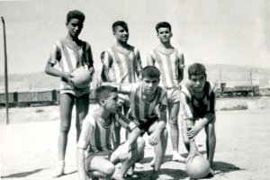 Un grupo de adolescentes a finales de los años 50 en el campo de fútbol de los Arcos, junto a la estación.